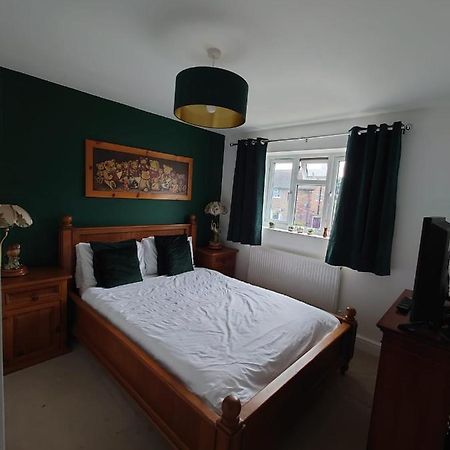 Lovely Rooms In A Quiet Place Of Вокінг Екстер'єр фото