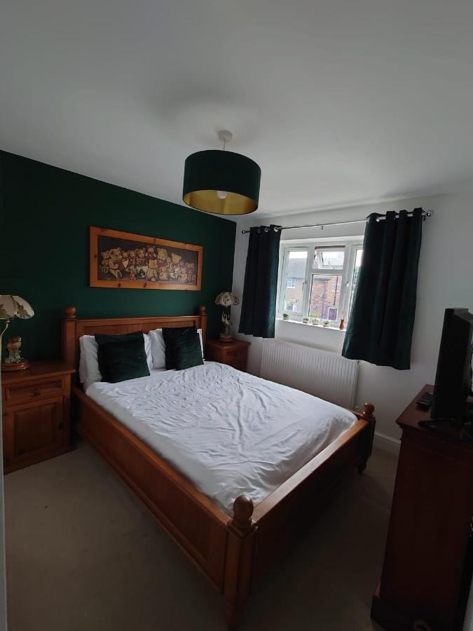 Lovely Rooms In A Quiet Place Of Вокінг Екстер'єр фото