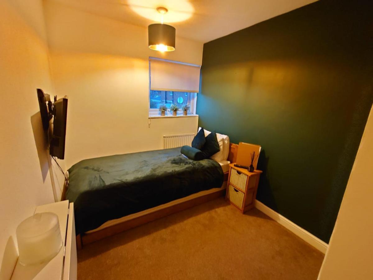 Lovely Rooms In A Quiet Place Of Вокінг Екстер'єр фото
