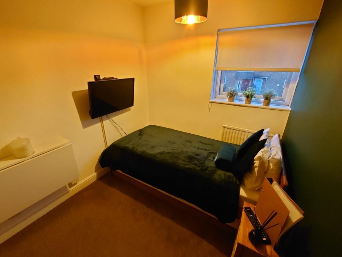 Lovely Rooms In A Quiet Place Of Вокінг Екстер'єр фото