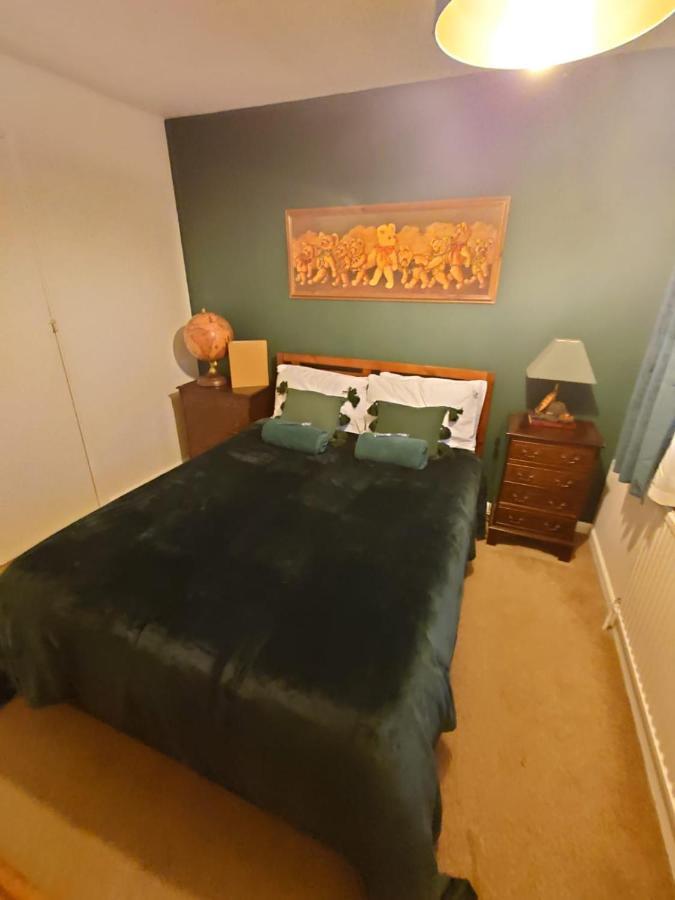 Lovely Rooms In A Quiet Place Of Вокінг Екстер'єр фото