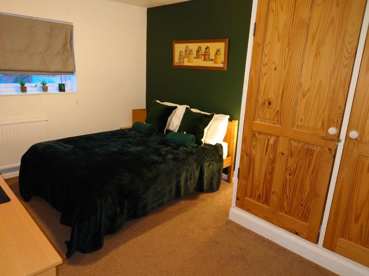 Lovely Rooms In A Quiet Place Of Вокінг Екстер'єр фото