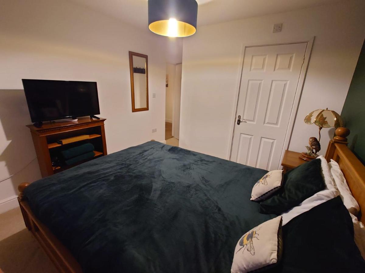 Lovely Rooms In A Quiet Place Of Вокінг Екстер'єр фото