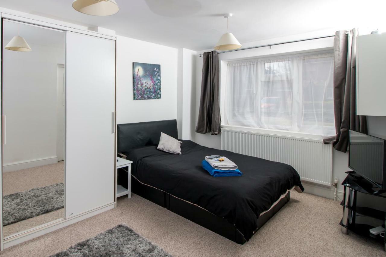 Lovely Rooms In A Quiet Place Of Вокінг Екстер'єр фото